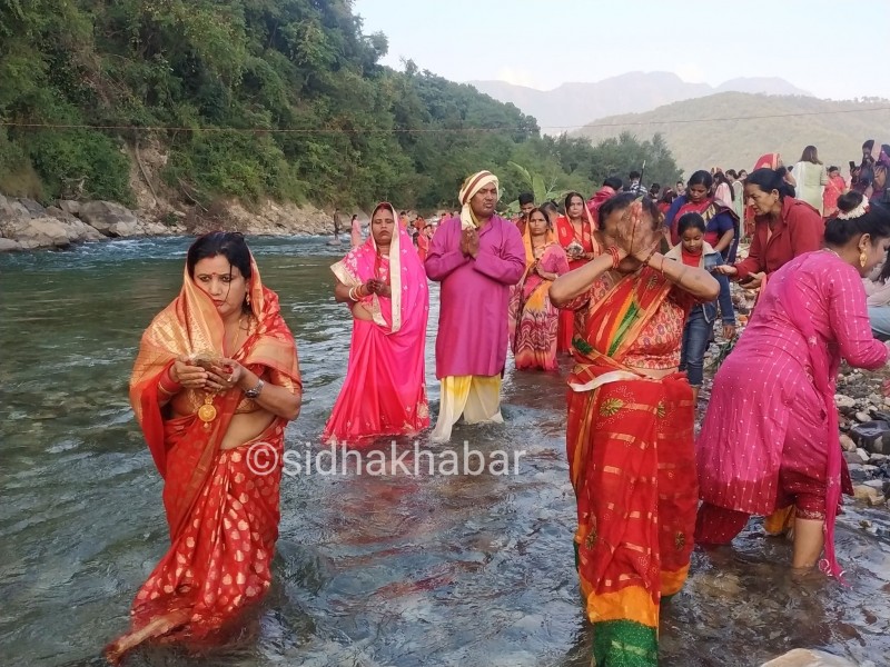 अस्ताउँदो सुर्यलाई  अर्घ्य दिदैं मनाइयो छठ, हेर्नुहोस तस्विरमा हेटौंडाको छठ